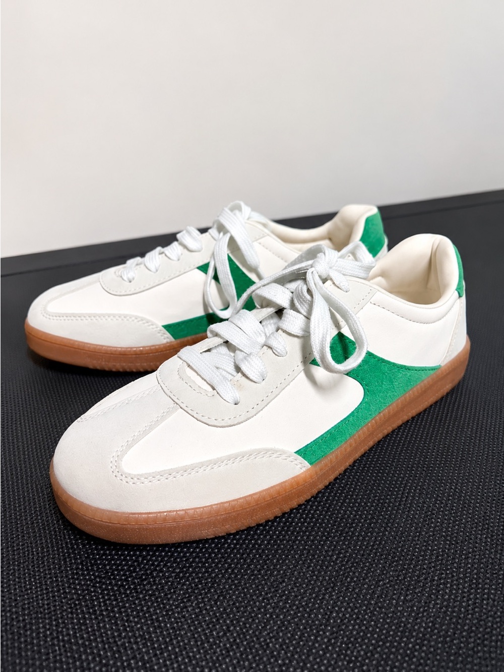 No Boundaries White Green Retro Gum Sole Sneakers Womens 8.5